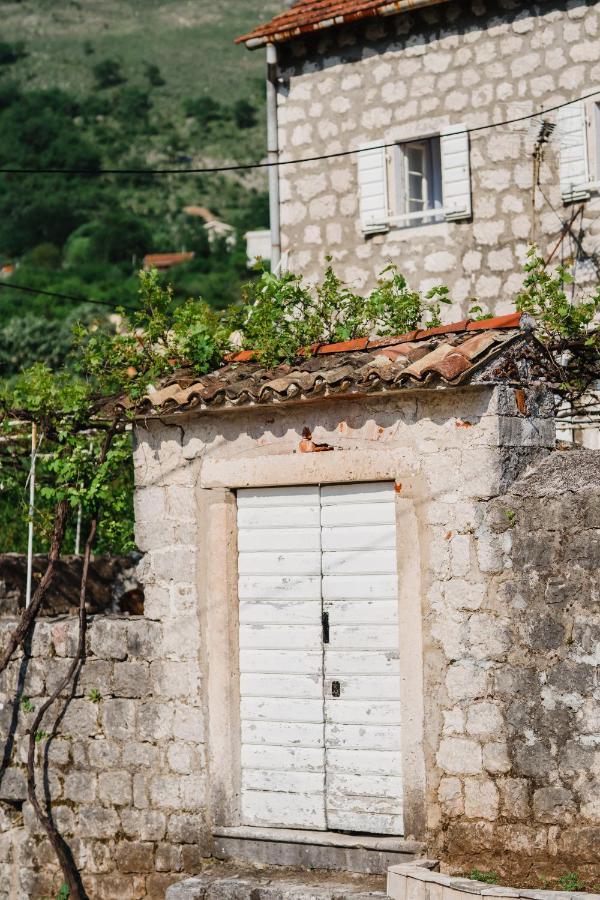 White Shutters House Risan Exterior foto