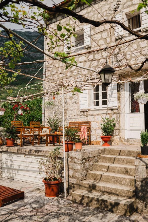 White Shutters House Risan Exterior foto