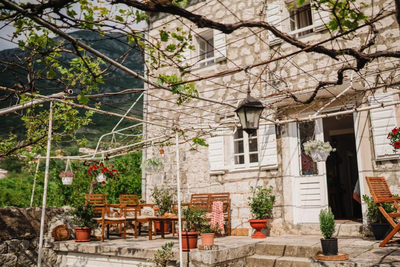 White Shutters House Risan Exterior foto