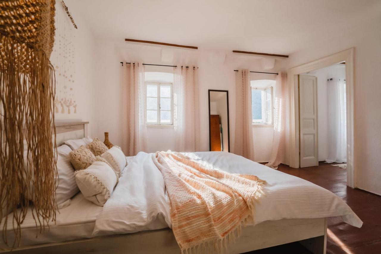 White Shutters House Risan Exterior foto